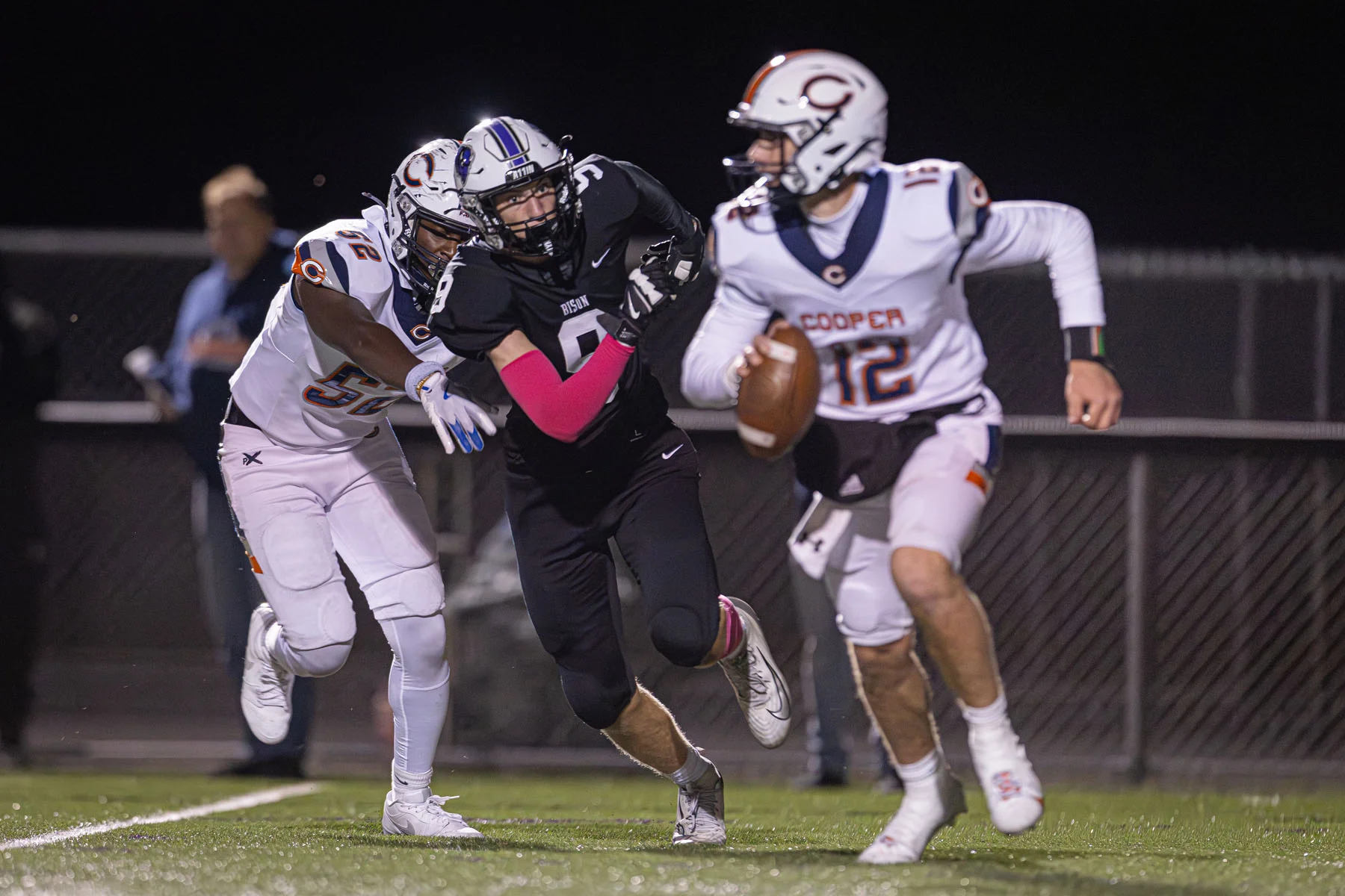 DLman rushing the QB